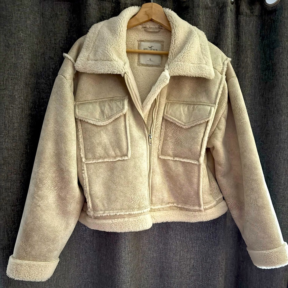 Hollister Cream Teddy Jacket Plush Cropped Design